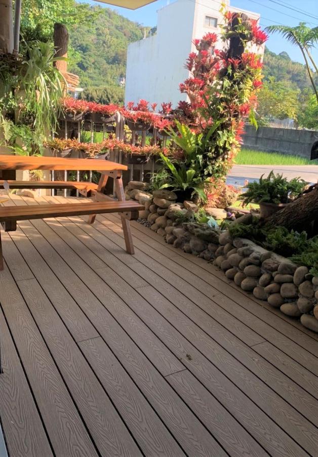 蘊慢築 茶花藝主題民宿 Yun Man Zhu Homestay Gongguan ภายนอก รูปภาพ