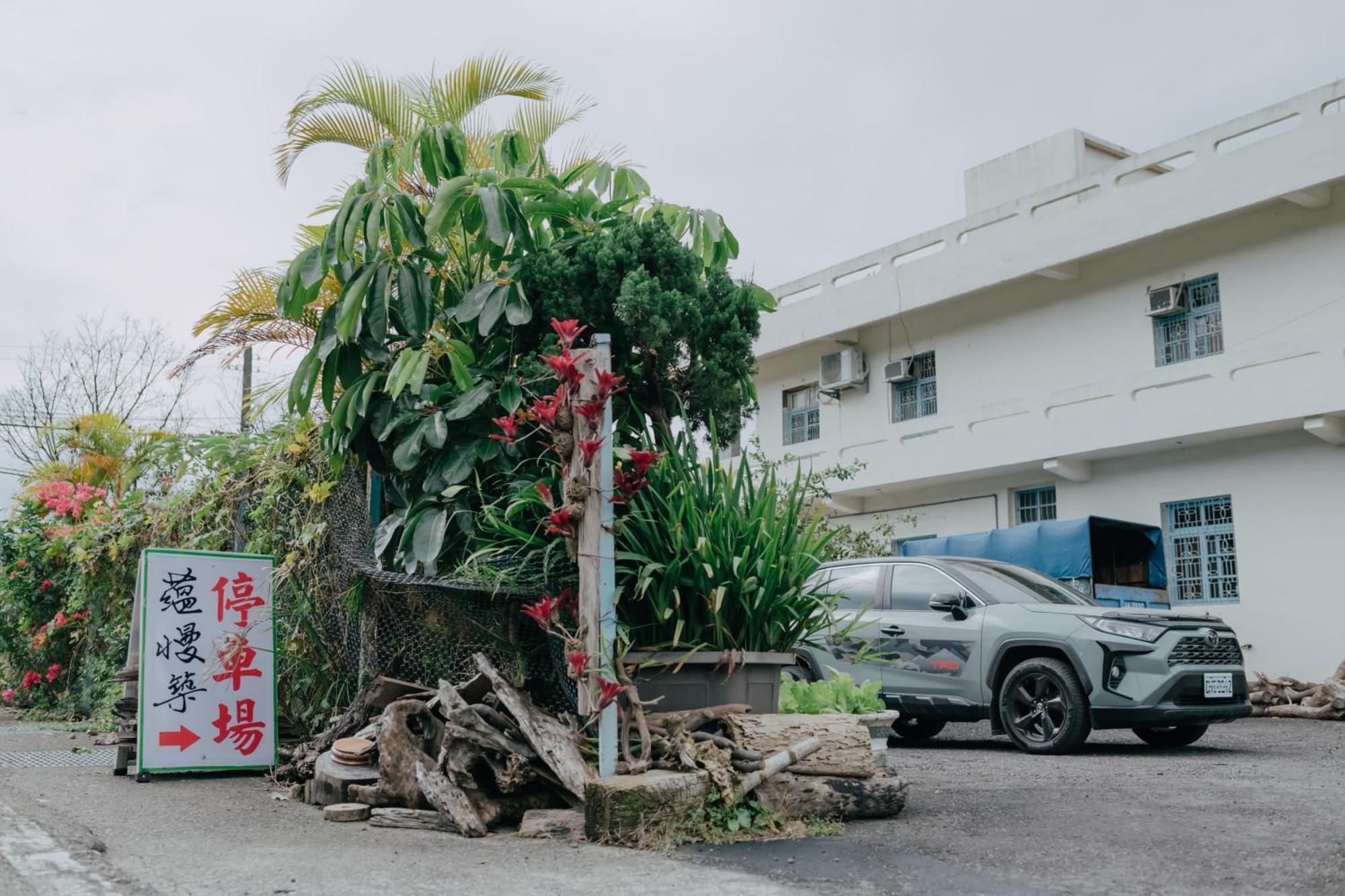 蘊慢築 茶花藝主題民宿 Yun Man Zhu Homestay Gongguan ภายนอก รูปภาพ