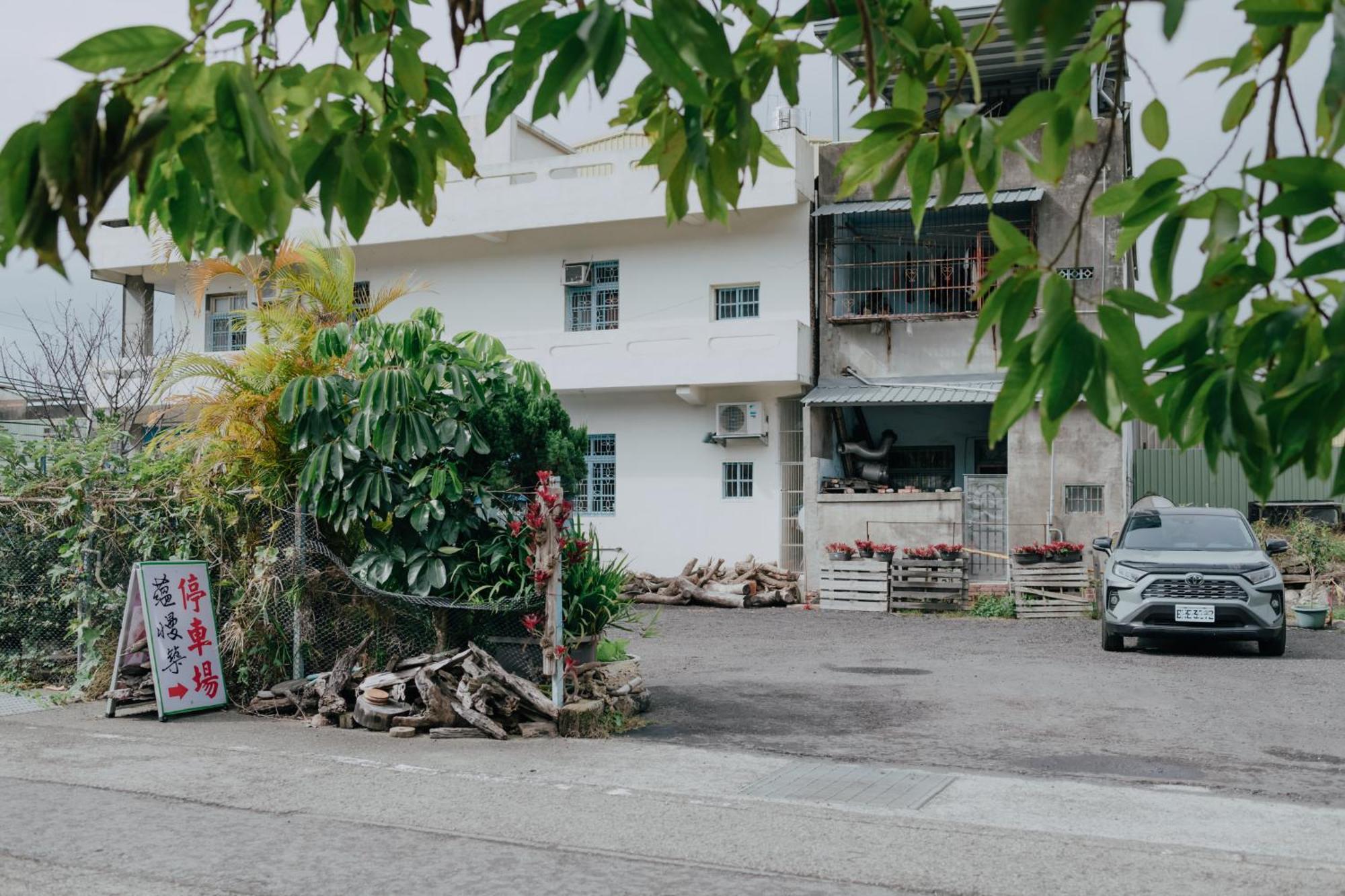 蘊慢築 茶花藝主題民宿 Yun Man Zhu Homestay Gongguan ภายนอก รูปภาพ